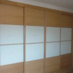 Frente corredero chapa de roble y cristal blanco