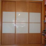 Frente corredero de armario haya vaporizada y cristal blanco