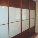 Frente de armario pino teñido y cristal lacado blanco