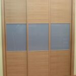 Armario corredero en roble y cristal al ácido