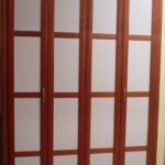 Frente plegable corredero melamina blanca. Perfiles cerezo