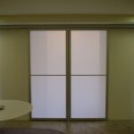 Frente corredero de armario en cristal al ácido con perfil inox