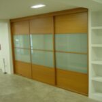 Frente de armario corredero combinando cedro y cristal ácido