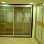 Frente de armario corredero con perfilería y listeles en inox