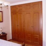 Armario empotrado con Hojas de armario y altillos en cerezo teñido