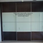 Frente de armario corredero combinando wengué y cristal lacado blanco