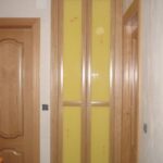 Frente armario gama Mastil abatible perfil roble y cristal lacado amarillo