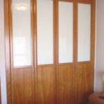 Armario plegable combinando cerezo teñido y cristal lacado blanco