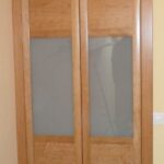 Frente de armario combinando cerezo veta horizontal y cristal al ácido