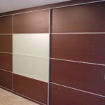 Puertas correderas de armario combinando wengué con cristal plata mate