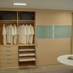 Armario corredero en madera de maple y cristal al ácido