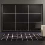 Frente de armario con perfiles en inox y puertas en cristal dacobel negro