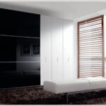 Frente de armario combinando puertas corredera y abatibles