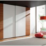 Armario corredero con cerezo veta horizontal y melamina blanca