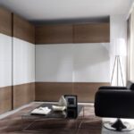 Frente corredero de armario combinando roble veta horizontal y cristal blanco