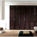 Armario de puertas abatibles con cristal color moka y perfilería teñida