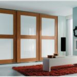 Frente de armario de puertas correderas con perfilaría en cerezo y cristal