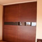 Armario de puertas correderas en cerezo teñido y cristal lacado moka
