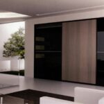 Armario corredero de puertas con cristal lacado negro y cerezo