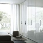 Armario de puertas plegables lacadas en blanco alto brillo sin perfiles