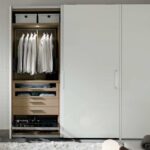 Interior en acabado maple con frentes de cajonera con cristal