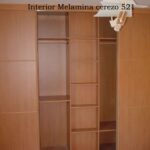 Interior de armario a medida color cerezo