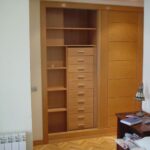 Interior de armario en haya genil con cajonera y módulo de baldas