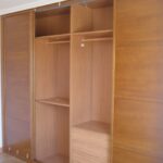 Interior de armario melamina de cerezo modulo de ropa corta y cajoneras