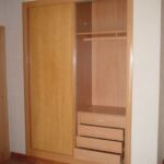 Interior de armario con ropa corta y cajonera de 4 cajones