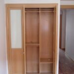 Interior de armario con módulo de ropa larga y balda y ropa corta