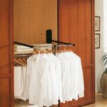 Interior de armario con barra de colgar basculante