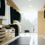 Vestidor en maple sin costados con cajoneras con frente de cristal