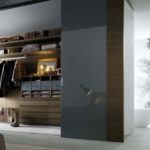 Vestidor en nogal compuesto por baldas, ropa corta y cajoneras