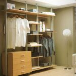 Vestidor en maple con barras de aluminio