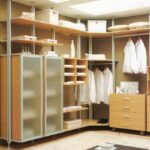 Vestidor en haya con barras de aluminio