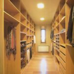 Vestidor en roble compuesto por cajones, baldas, ropa corta y larga