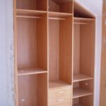 Vestidor abuhardillado en haya de 19 mm con cajonera