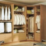 Vestidor en acabado haya con módulos de ropa corta, cajones y ropa larga