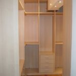 Vestidor en U en maple con barras de colgar en inox, cajoneras