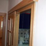 Puerta Corredera sobre carril exterior con galería en roble