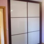 Frente corredero cristal lacado blanco y molduras en wengué