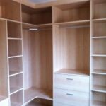 Interior en maple con módulos en ángulo de ropa corta dos barras