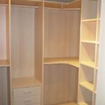 Interior con módulo de ropa corta y cajonera de 4 cajones y baldas