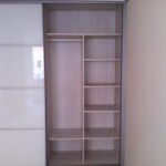 Interior de armario de 19 mm cantedo pvc con módulo de baldas