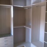 Vestidor en ángulo y cajeado en oregón siena de 19 mm