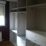 Vestidor compuesto de pantaloneros extraíbles, ropa corta y cajoneras