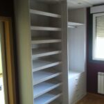 Módulo de baldas inclínadas para zapatos y ropa corta  con cajonera