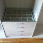 Cajonera de 4 cajones con tapa de cristal y tiradores cromados