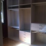 Interior a medida con módulo de ropa corta, cajoneras y pantalonero extraíble