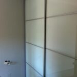 Puertas de armario correderas cristal lacado blanco y perfiles en inox